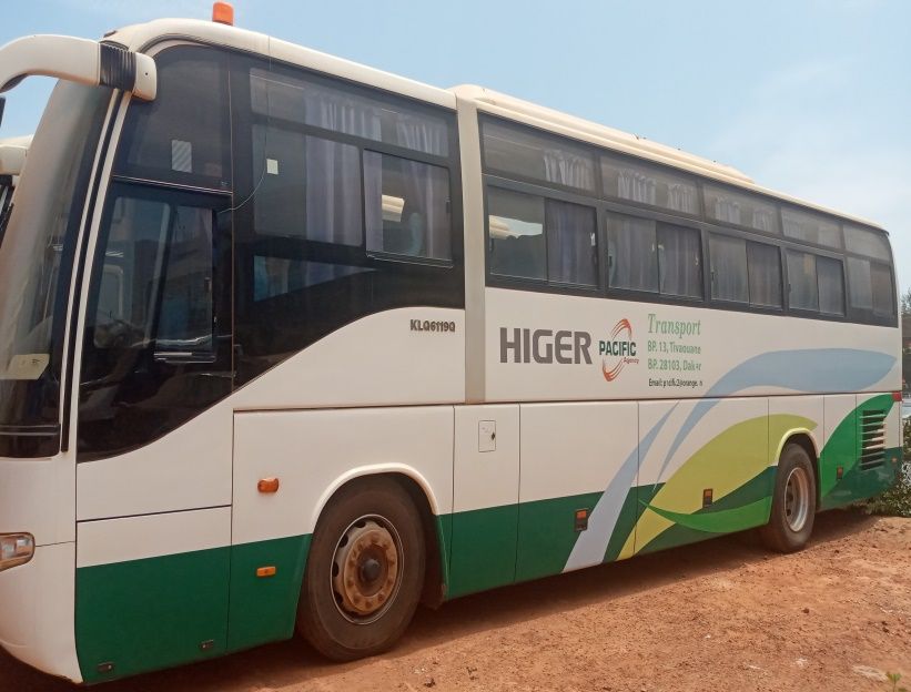 Autocar Higer aux couleurs de Pacific Agency, vu de profil
