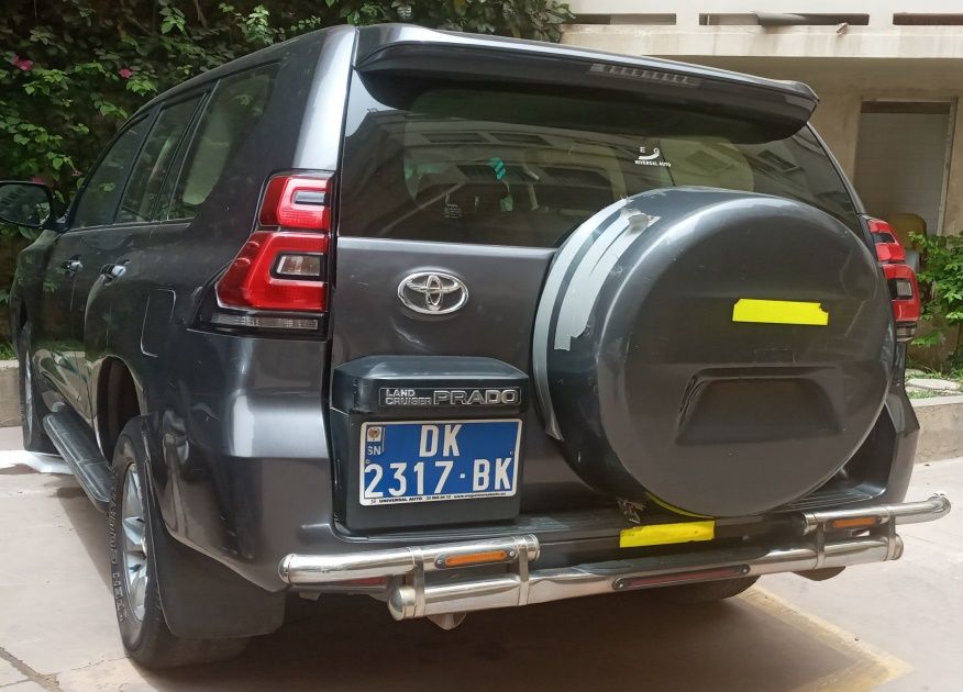 Toyota Land Cruiser Prado gris, vue trois quarts arrière