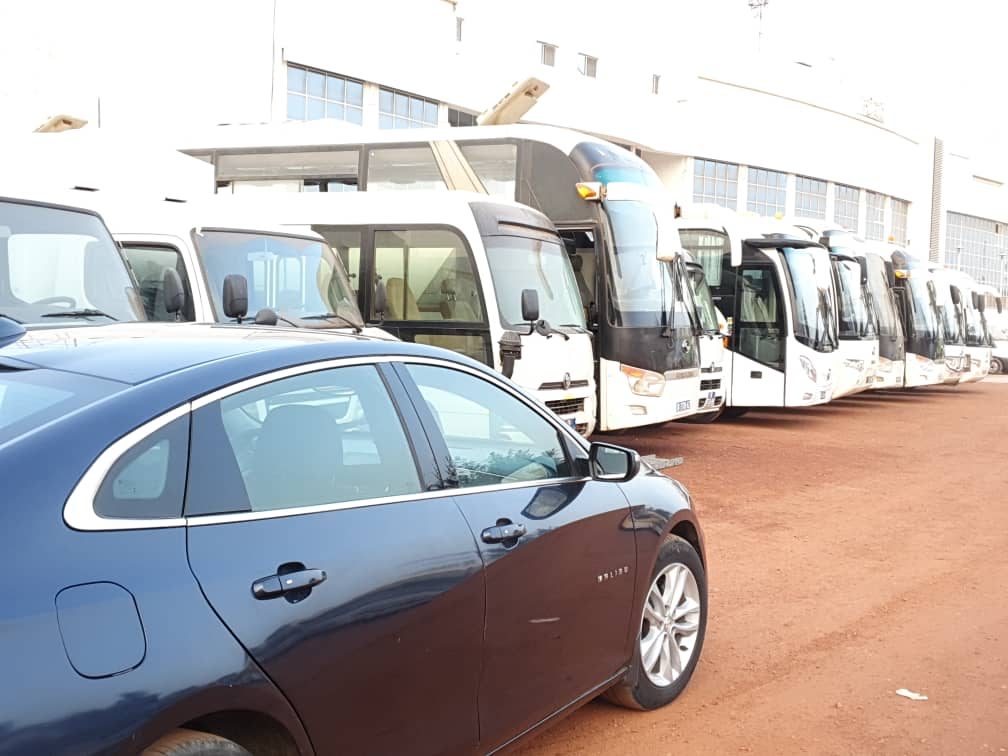 Berline et autocars de Pacific Agency stationnés côte à côte